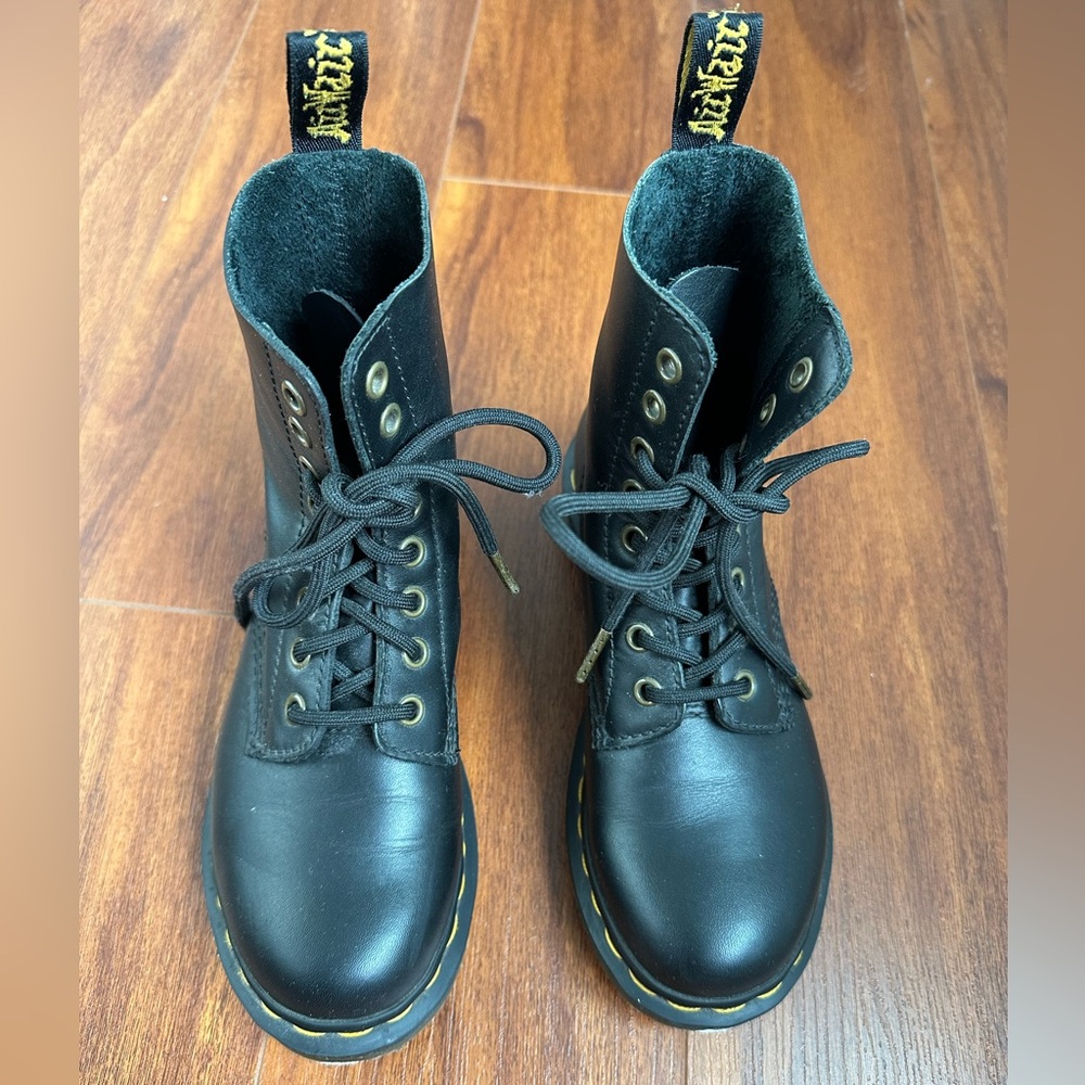 1460 smooth leather lace up boots